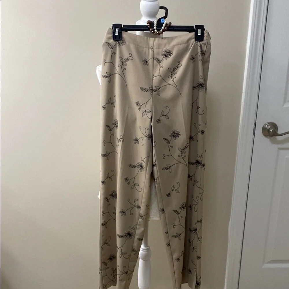 Lauren Conrad Cream Sleeveless Top and Tan Stitched Floral Pants Set - Picture 3 of 7